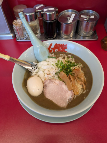 「地域限定 鬼煮干しラーメン¥930＋味付玉子¥150」@ラーメン山岡家 長岡堺店の写真