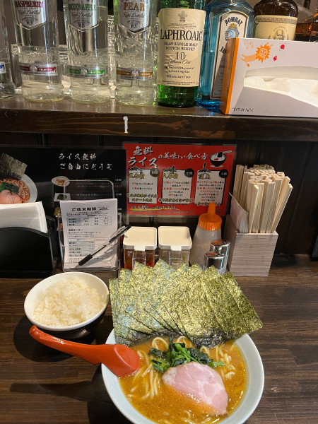 「ラーメン海苔増し硬濃、無料ライス」@横浜家系ラーメン 山道家の写真