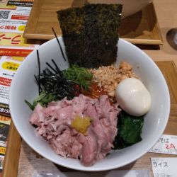 [麺魚]特製サーモンとイクラの油そば（2000円）
