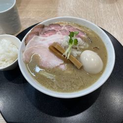 濃厚鶏白湯白醤油ラーメン1,700円+小ライス150円