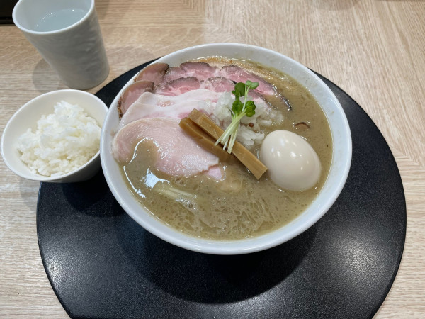 「濃厚鶏白湯白醤油ラーメン1,700円+小ライス150円」@麺屋 伊藤の写真