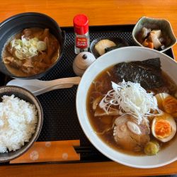ラーメンセット（醬油ラーメン＋もつ煮込み）1,200円