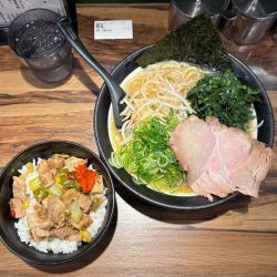 太麺野菜3点盛（1180）チャーシュー飯（300）替玉（100）