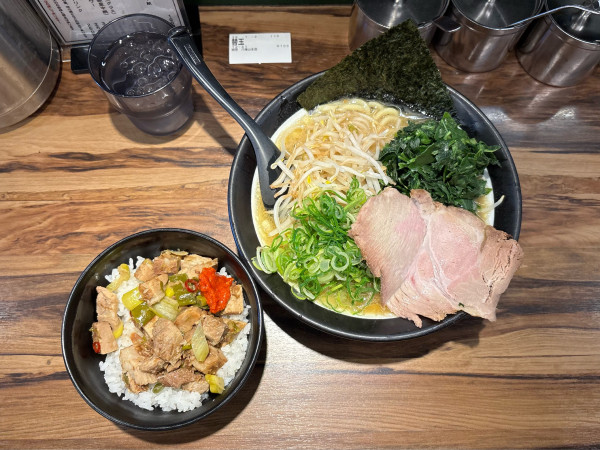 「太麺野菜3点盛（1180）チャーシュー飯（300）替玉（100）」@豚骨醤油らーめん 誠屋 八幡山本店の写真