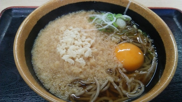 「たぬきそば 500円＋生玉子 80円」@そば処 めとろ庵 後楽園店の写真