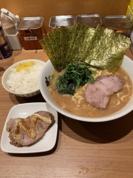 「中盛ラーメン+ごはん+のり多め+炙りチャーシュー　1400円」@まだ洞くつ家の写真