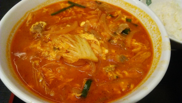 「チゲ味噌ラーメン 790円＋半ライス 150円」@日高屋 後楽園白山通店の写真