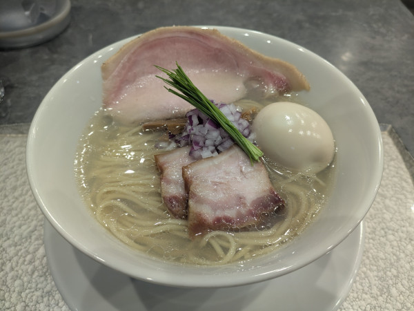 「中華蕎麦・塩（上）」@宍道湖しじみ中華蕎麦 琥珀 池袋店の写真