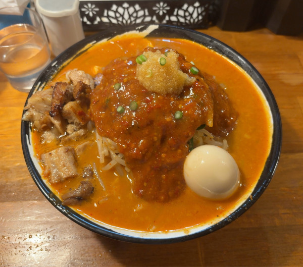 「味玉どて辛めん 中盛 野菜増し コロちゃーしゅー」@どてちん 習志野店の写真