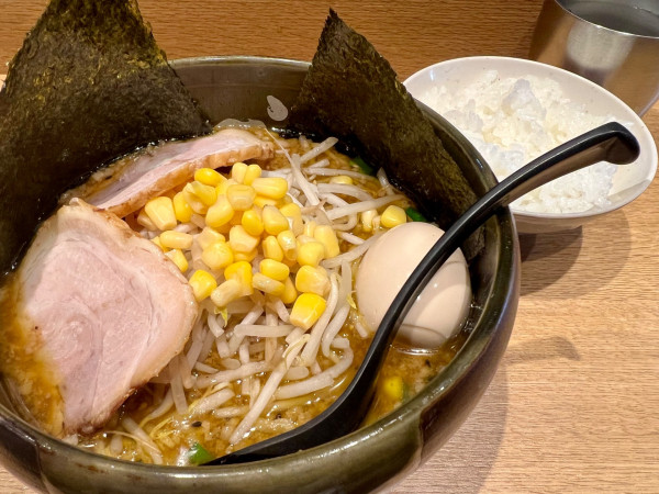 「特みそこってりらーめん+小ライス」@東京スタイルみそらーめん ど・みそ 西新井店の写真