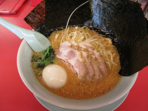 「特製味噌ネギチャーシュー麺（１２８０円）味玉１５０円クー海苔」@ラーメン山岡家 阿見店の写真