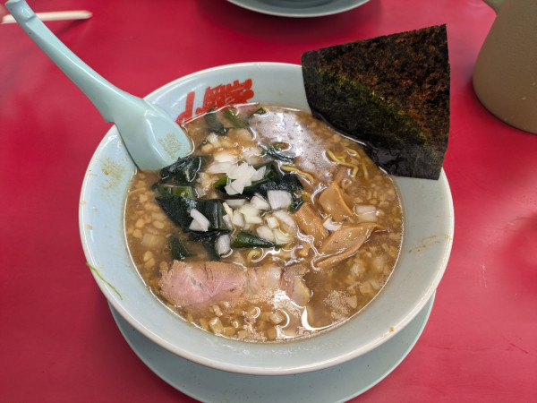 「プレミアム醤油らーめん」@ラーメン山岡家 伊勢崎宮子店の写真
