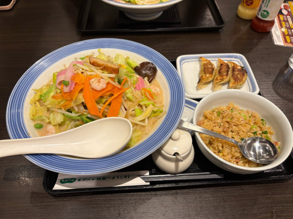 「野菜たっぷりちゃんぽん + セットぎょうざ3個と半チャーハン」@リンガーハット 八王子石川店の写真