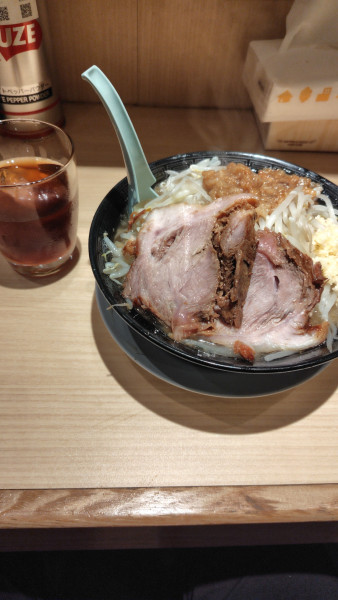 「小ラーメンニンニアブラ（1050円）、ルイボスティー（無料）」@ラーメン富士豚の写真