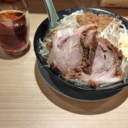 小ラーメンニンニアブラ（1050円）、ルイボスティー（無料）