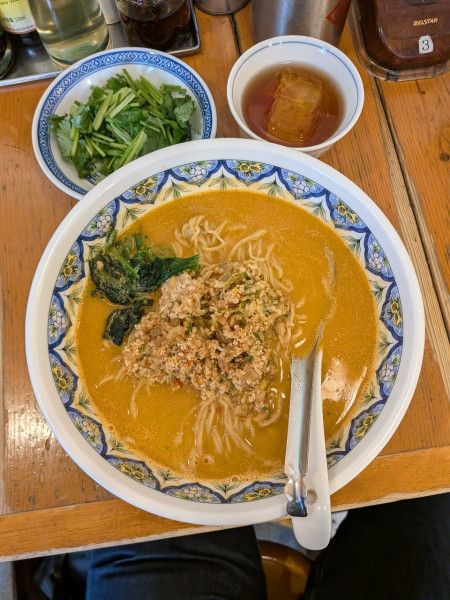 「カレータンタン麺 低糖質麺＋パクチー＋紹興酒ロック」@中国ラーメン 揚州商人 池袋西口店の写真