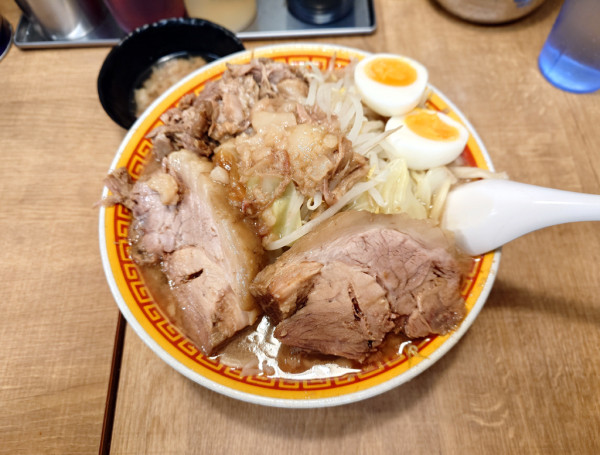 「ラーメン250g+豚券(ゆで玉子付)」@えどもんど 新橋の写真