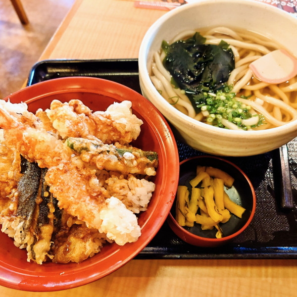 「かけうどん　海老天丼満腹定食」@久兵衛屋 流山平和台店の写真