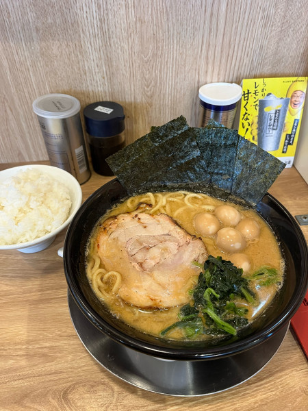 「ラーメン並硬濃、うずら、ライス」@横浜家系ラーメン 歌麿の写真