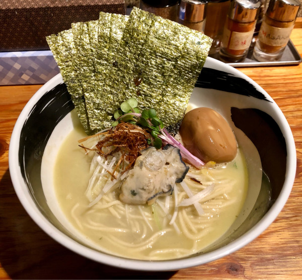 「1月限定　牡蠣そば1300円　味玉150円　板のり100円」@麺場 浜虎 横浜店の写真