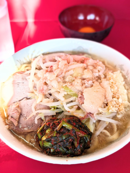 「小ラーメン(野菜少なめ、ニンニク、カラメ、アブラ)+生卵+ニ」@ラーメン二郎 生田駅前店の写真