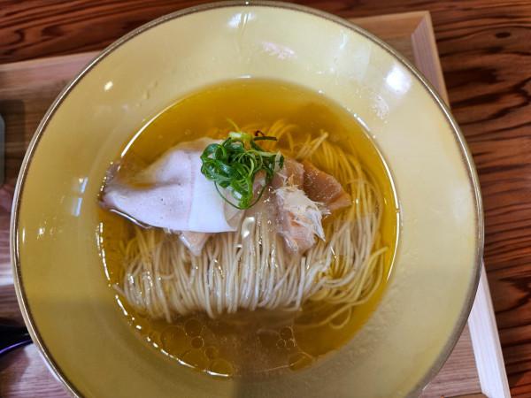 「鶏出汁塩そば」@中華そば かたばみの写真