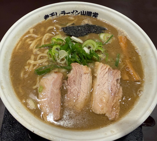 「煮干し豚骨チャーシュー麺大盛り」@煮干しラーメン山岡家 フォレストモール甲斐店の写真