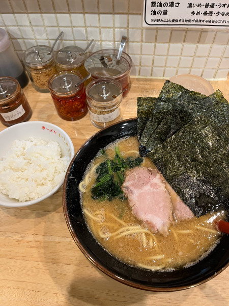 「ラーメン並海苔硬い濃、ライス」@ラーメン いしやま屋の写真
