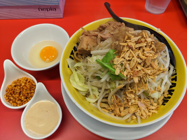 「汁なし（250g）＋ガリマヨ＋辛揚げ玉」@BUTAKIN 新宿歌舞伎町店の写真
