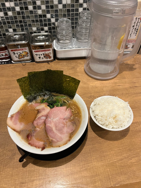 「チャーシュー麺硬濃、無料ライス」@横浜家系ラーメン 竈門家の写真