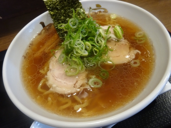 「しょうゆらぁ麺　1,100円」@極上豚骨らーめん 初代中村家の写真