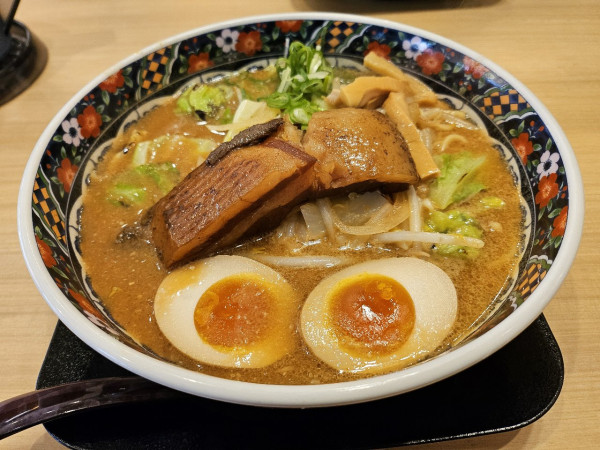 「煮玉子角煮味噌ラーメン」@五穀みそらーめん 味噌屋蔵之介 八王子みなみ野店の写真