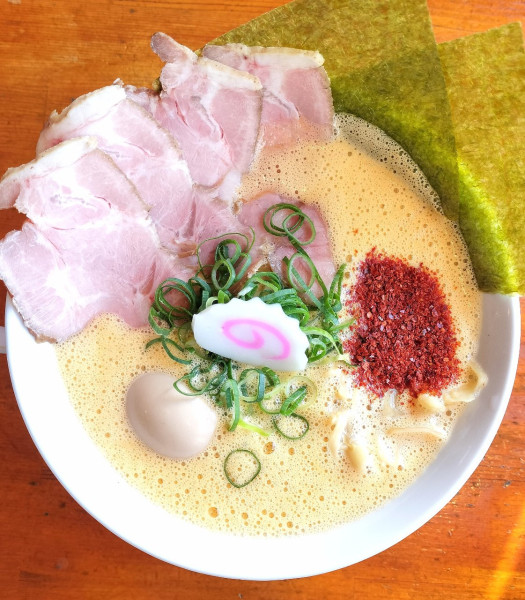 「スタミナ激辛鶏白湯 全部のせ 1350円」@鶏そば 唆る 南陽通店の写真