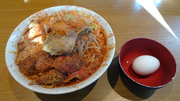 「ラーメン並（1500円）旨辛＋生卵（100円）ニンニクアブラ」@ラーメン 池田屋 高田馬場店の写真