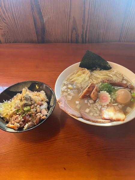「塩煮干しそば（味玉ﾁｬｰｼｭｰﾜﾝﾀﾝ）＆ﾆﾎﾞﾊﾞﾀﾁﾁｬｰｼ」@FOOD TRUCK むべの写真