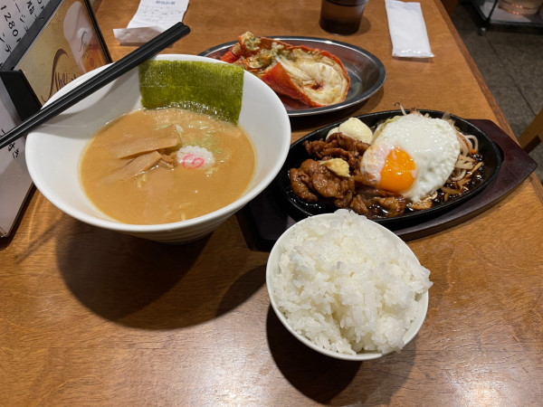 「ラーメン（日替わり）」@幸せの叉焼生姜焼き肉の写真
