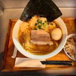 特製白醤油らーめん(細麺・海老ワンタン)