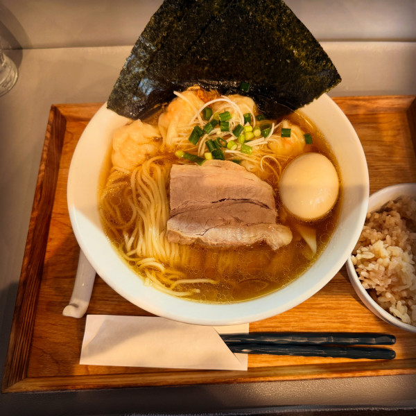 「特製白醤油らーめん(細麺・海老ワンタン)」@あはれの写真