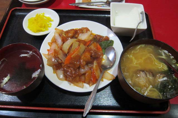 「酢豚の定食　900円＋半ラーメン　200円」@花彫酒家の写真