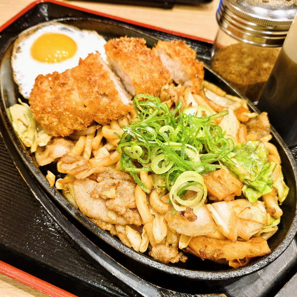 「カツのせ焼きうどん」@資さんうどん 三郷店の写真