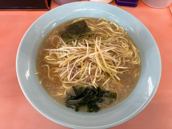 「ネギラーメン中盛り1100円(1000円＋100円)」@ラーメンショップ たつみや 麻溝台の写真