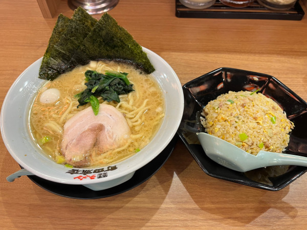 「ラーメン（特製チャーハンセット）＋麺増し＋替え玉」@町田商店 酒田店の写真
