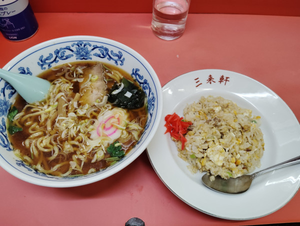 「Aセット　　ラーメン　半チャーハン　　750円」@三来軒の写真