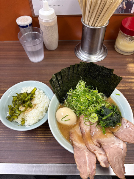 「全部乗せらーめん並　ライス」@横浜家系らーめん 武蔵家 川口店の写真