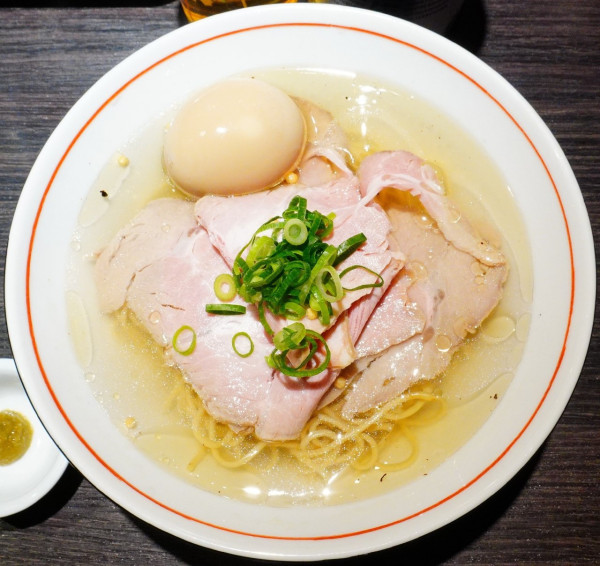 「塩かけそば＋低温チャーシュー＋田中農場の味玉＋ビンビール」@中華そば 十目一八食堂の写真