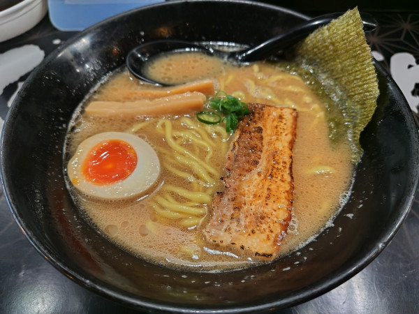 「豚骨醤油ラーメン」@麺屋白虎 甲府店の写真