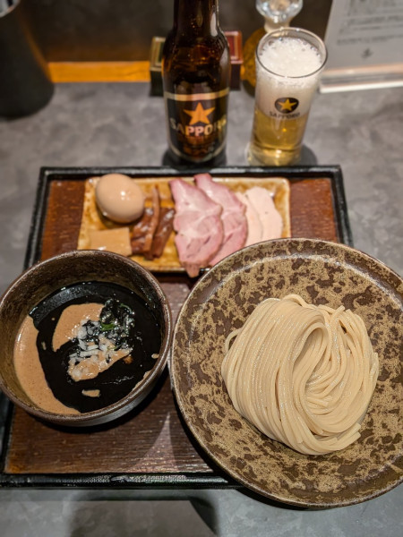 「特製黒つけ麺 小 ＋サッポロ黒ラベル」@遷の写真