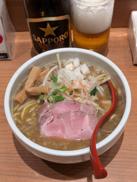 「味噌󠄀煮干中華そば＋瓶ビール」@煮干中華そば 鈴蘭 新宿店の写真