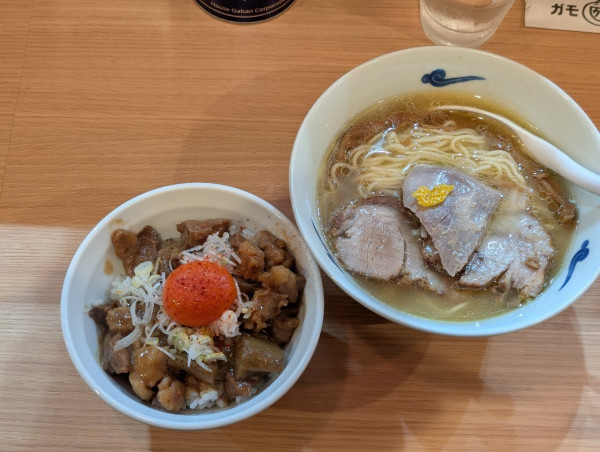 「鰤塩らーめんとどて焼きご飯」@RAMEN ガモウスマイルの写真