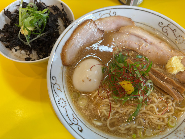 「味玉チャーシュー味噌ラーメン＋バラ海苔生姜ご飯（1810円）」@ラーメン ニュー松戸の写真